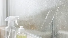 浴室のガラス扉の白いウロコ汚れを白酢で落とす方法｜水垢と石けんカスを分けて掃除