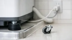 洗濯機をキャスター付き台に置くのは危険？振動・地震で起きるトラブルと安全な対策